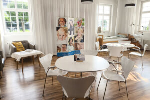 Eröffnung der Wanderausstellung in der pflegimuri (13. Juni 2025) – «Du zählst, weil Du bist», Cicely Saunders (1918–2005) – Palliative Care und Begleitung der Aargauer Landeskirchen – www.palliative-begleitung.ch (Foto Martina Holder-Franz)