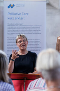 Eröffnung der Wanderausstellung in der Sebastianskapelle Baden (18. August 2025) – «Du zählst, weil Du bist», Cicely Saunders (1918–2005) – Palliative Care und Begleitung der Aargauer Landeskirchen – www.palliative-begleitung.ch (Foto Jean-Marc Felix, XMedia)